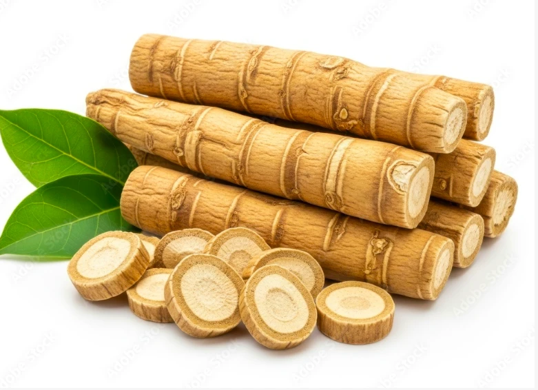 Raíces secas de Rhodiola rosea cortadas en trozos y rodajas, con hojas verdes